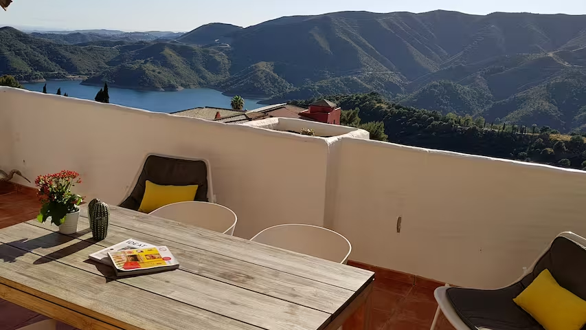 Vistas al lago de Istán y la sierra desde la terraza de Wonder Hills Apartment