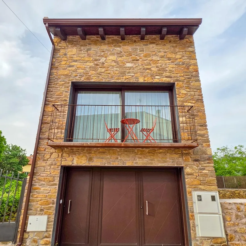 Casa rural Caoslos fachada con balcón
