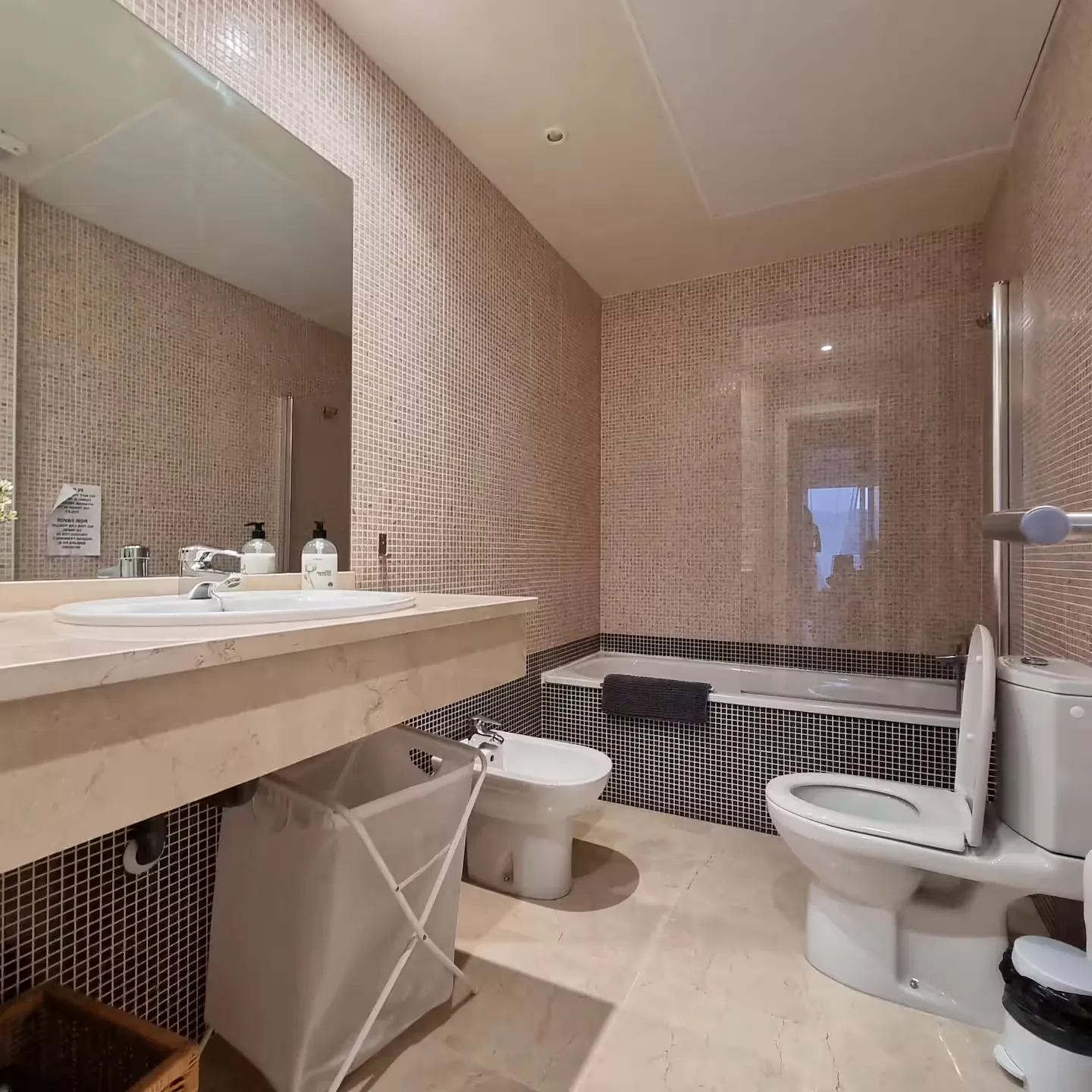 Baño con bañera, inodoro, bidé y lavabo