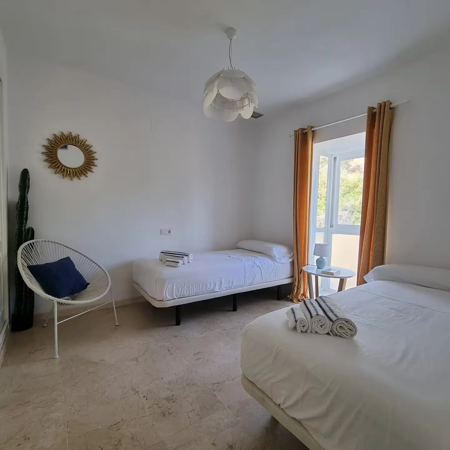 Dormitorio con dos camas de 90 cm y mirador acristalado