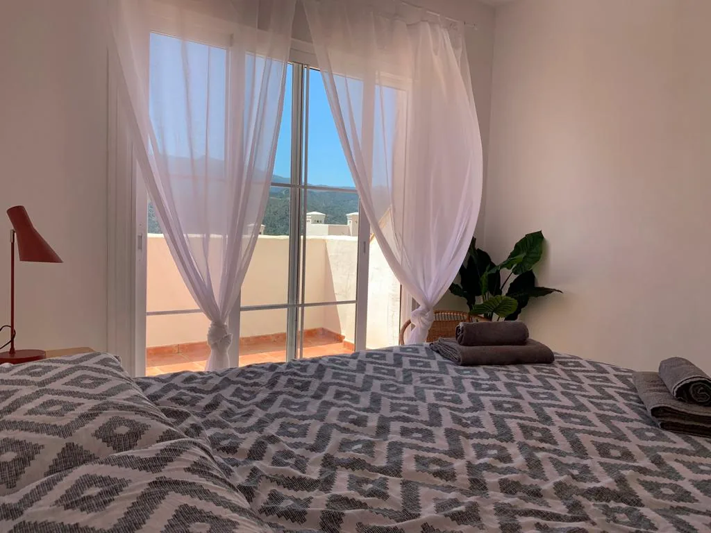 Dormitorio principal con ventanal y salida a la terraza