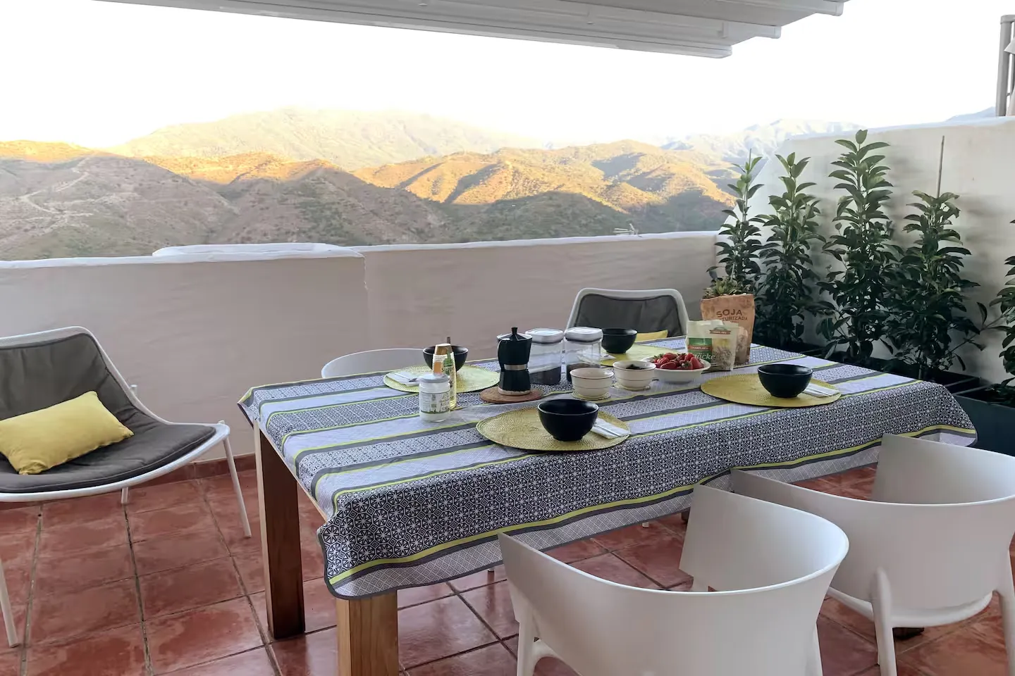Terraza con mesa, sillas y vistas a la montaña