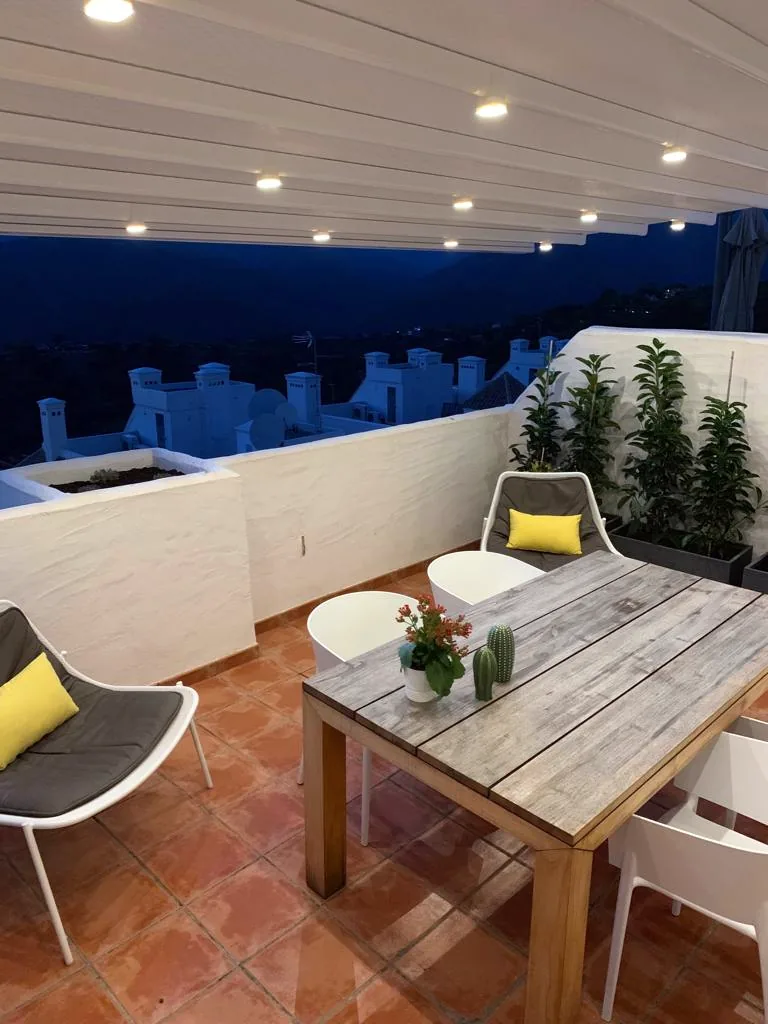 Terraza iluminada al anochecer