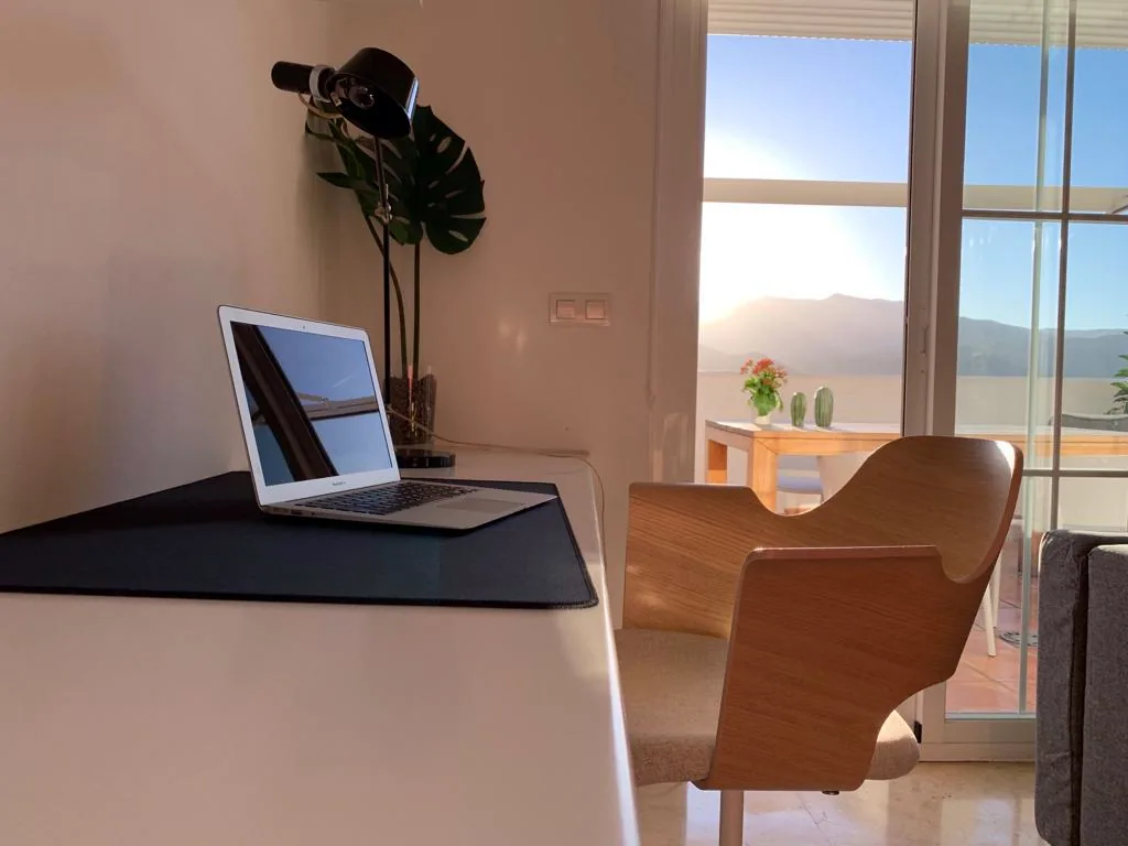 Zona de trabajo con escritorio y vistas a la terraza